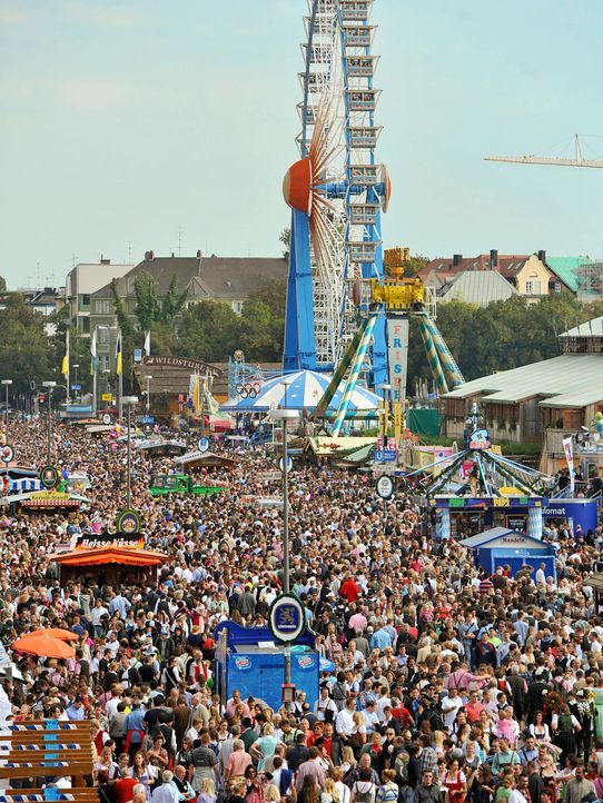 Oktoberfest-12-09-23-Luftansicht-Besucher-dpa - Bildquelle: picture alliance / dpa