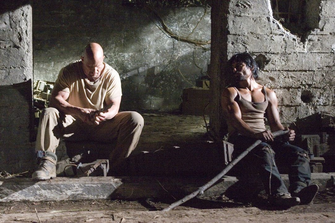 Müssen den anderen töten, um selbst die Freiheit genießen zu können: Conrad (Steve Austin, l.) und Paco (Manu Bennett, r.) ... - Bildquelle: 2007 WWE Films, Inc. All Rights Reserved.