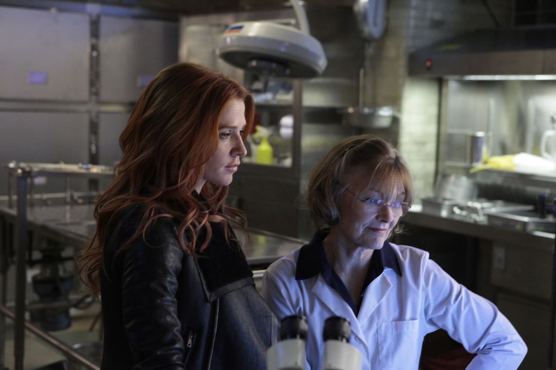 Ein neuer Fall beschäftigt Carrie (Poppy Montgomery, l.) und Joanne Webster (Jane Curtin, r.) ... - Bildquelle: 2011 CBS Broadcasting Inc. All Rights Reserved.