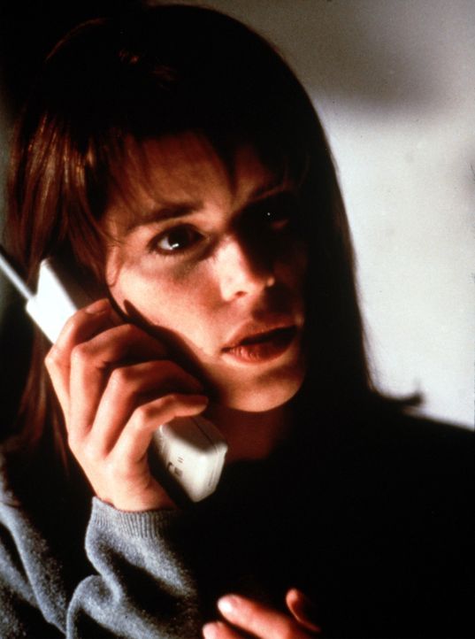 Nach mehreren seltsamen Anrufen zweifelt Sidney (Neve Campbell) an der Unschuld ihres Freundes ... - Bildquelle: Dimension Films