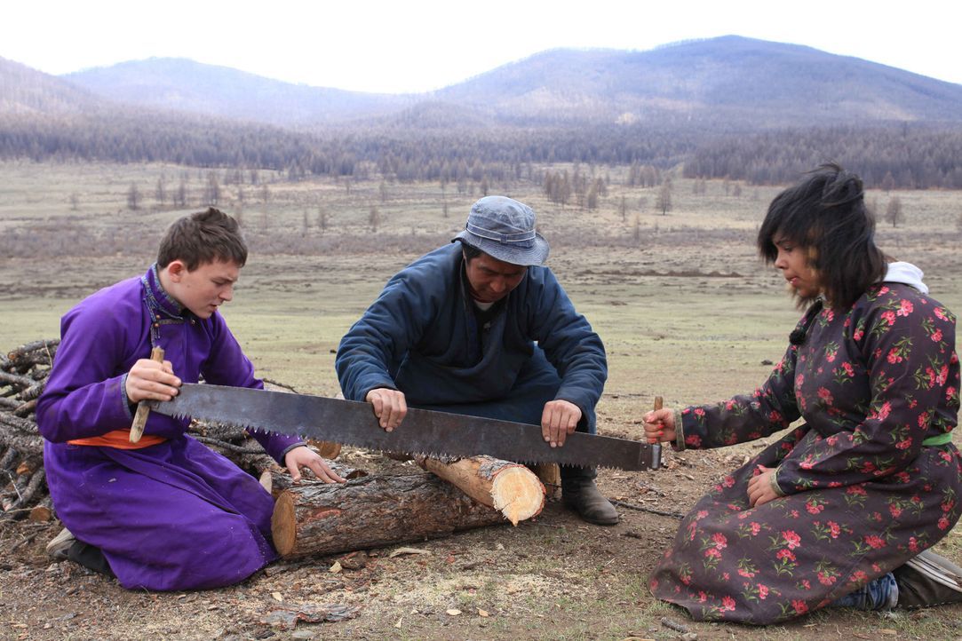 Dennis (l.) und Janet (r.) werden zu den "Strengsten Eltern der Welt" in die Mongolei geschickt ... - Bildquelle: kabel eins