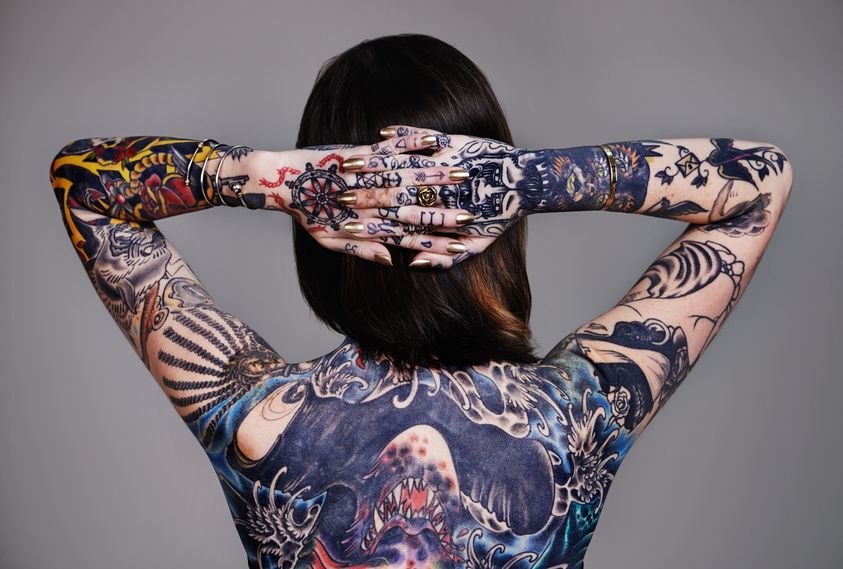 20_TattooFrauFullBack - Bildquelle: PeopleImages