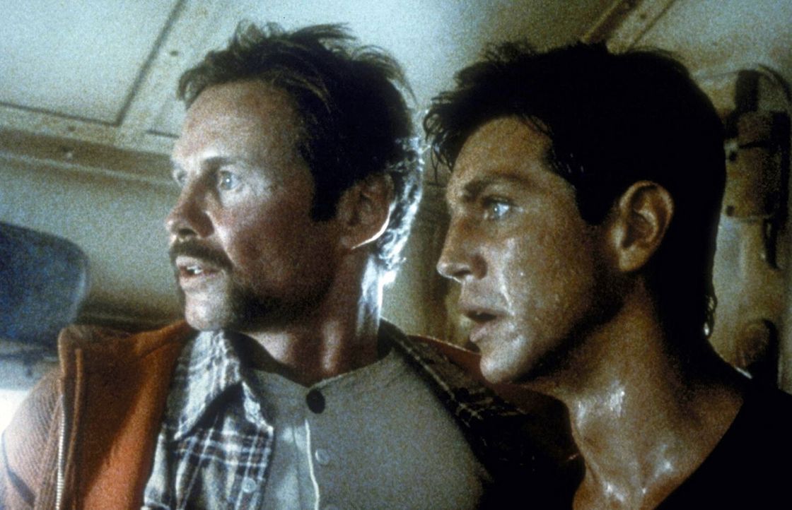 Voller entsetzen bemerken die entflohenen Häftlinge Manny (Jon Voight, l.) und sein Kumpan Buck (Eric Roberts, r.), dass sie sich in einem führerl... - Bildquelle: Cannon Releasing Corp.