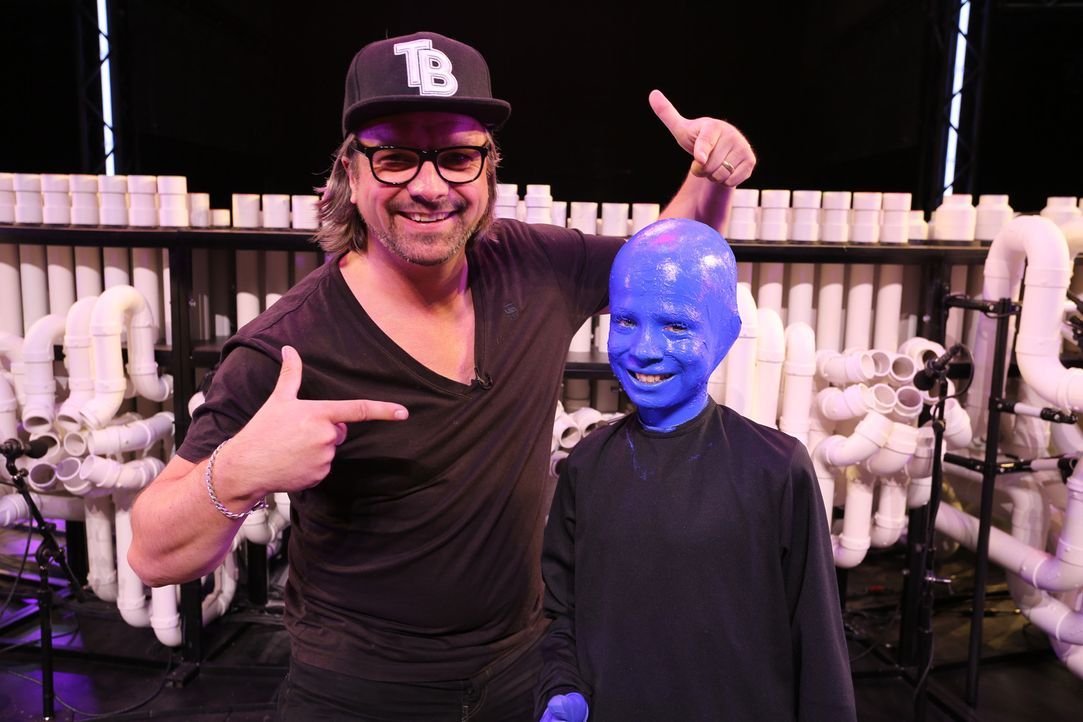 Henning Wehland (l.) erfüllt Tim (r.) einen großen Wunsch: Er darf bei der "Blue Man Group" mitauftreten ... - Bildquelle: SAT.1