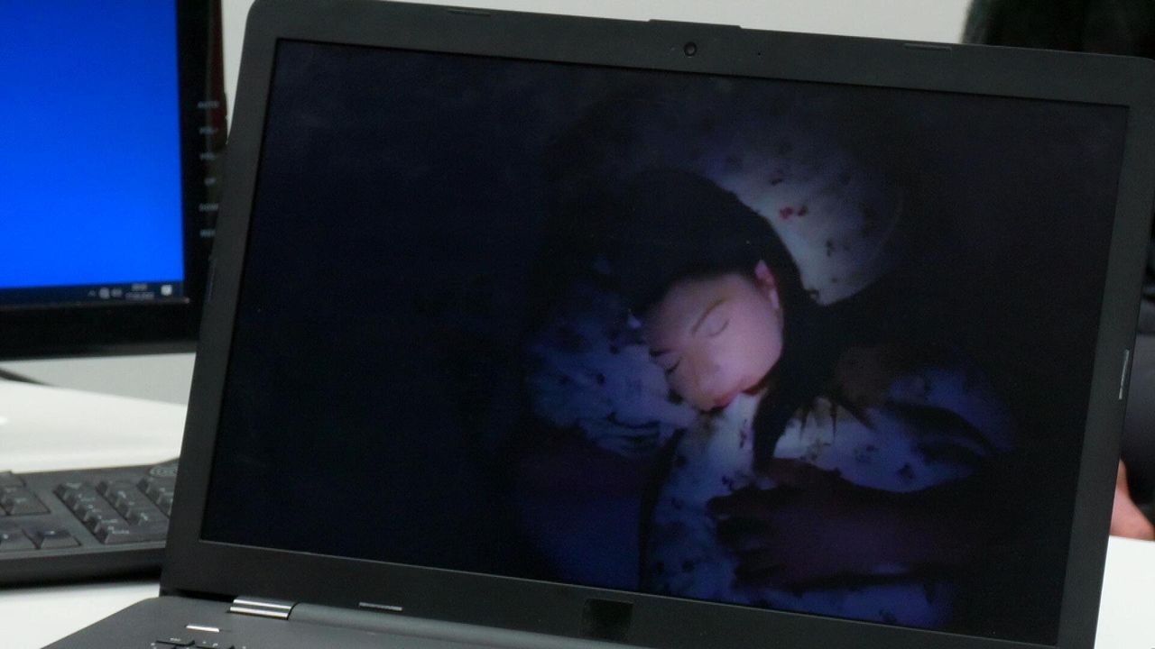 Schock-Video auf geklautem Laptop: In ihrem eigenen Bett wird eine schlafend... - Bildquelle: © SAT.1
