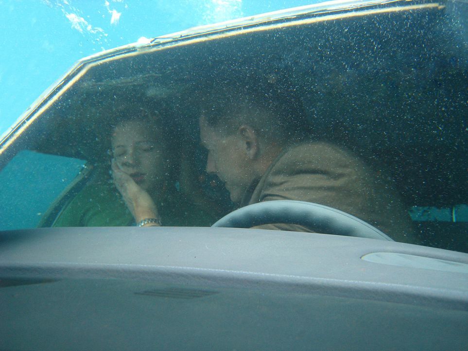 Bei dem Versuch Maddie Tylor (Cameron Goodman, l.) zu retten, geraten Gibbs (Mark Harmon, r.) und sie auf der Flucht mit ihrem Wagen im Wasser. Werd... - Bildquelle: CBS Television