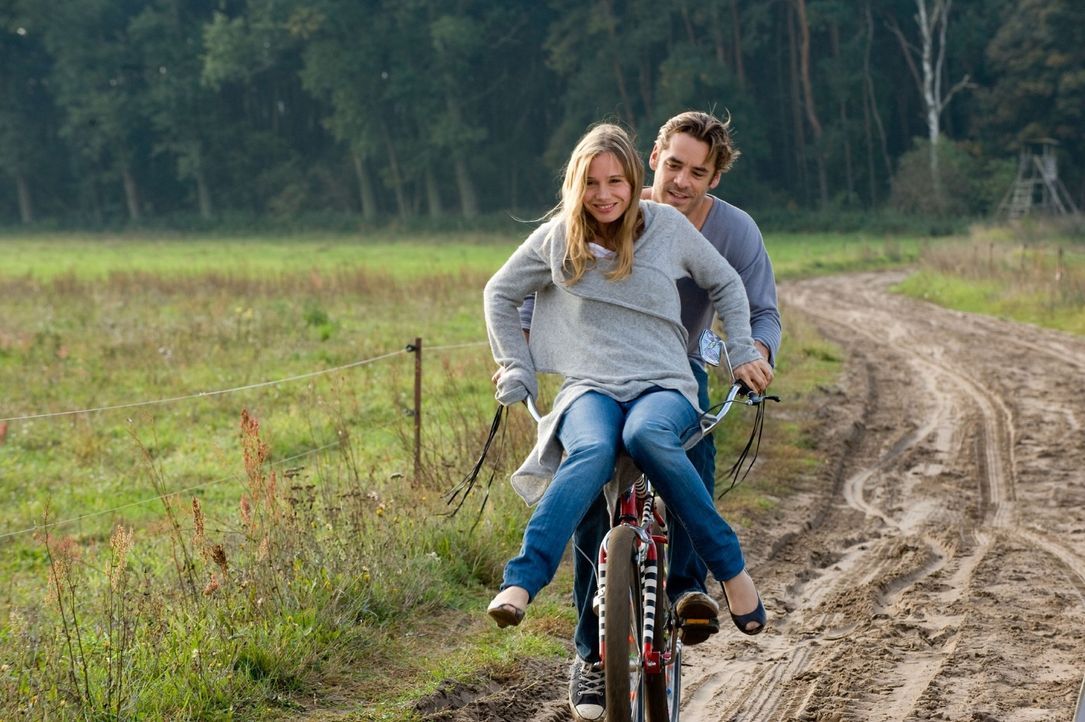 Maja (Nadeshda Brennecke, l.) und Ben (Tobias Oertel, r.) fahren wie zu Kinderzeiten "Knievel" ... - Bildquelle: Sat.1