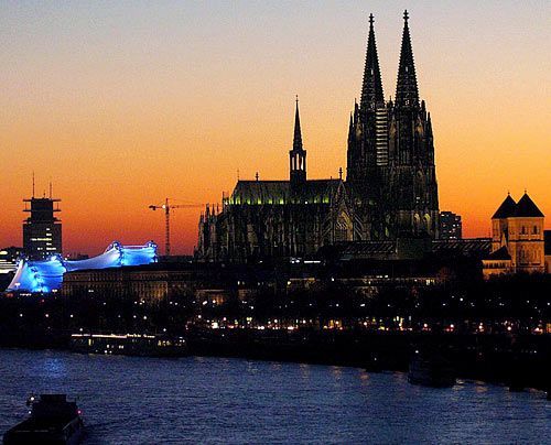Eine der populärsten Sehenswürdigkeiten Deutschlands: Der Kölner Dom zählt zu den weltweit größten Kathedralen im gotischen Baustil.  - Bildquelle: dpa
