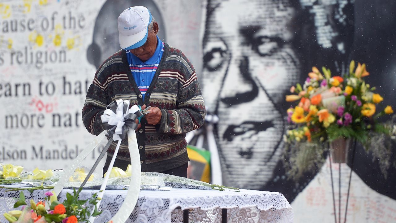 Beerdigung-Nelson-Mandela-13-12-10-09-AFP - Bildquelle: AFP