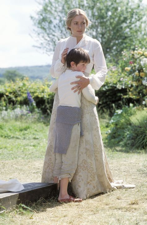 Als Sylvia (Kate Winslet, r.) schwer krank wird, bricht für ihren Sohn Peter (Freddie Highmore, l.), der gerade wieder Hoffnung auf ein wenig Glüc... - Bildquelle: Miramax Films. All rights reserved