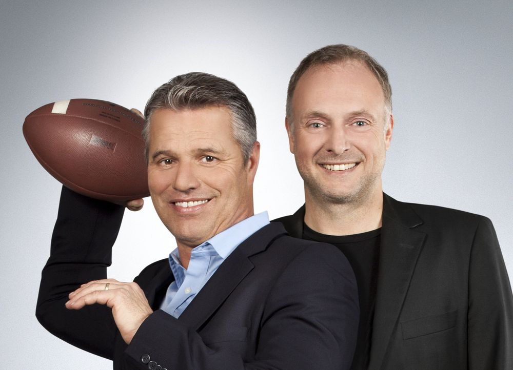 ran an den Super Bowl XLVII: Das "ran"-Moderatoren-Duo Frank Buschmann (r.) und Jan Stecker (l.) kommentieren die drei Spiele der Playoffs. - Bildquelle: Benedikt Müller SAT. 1