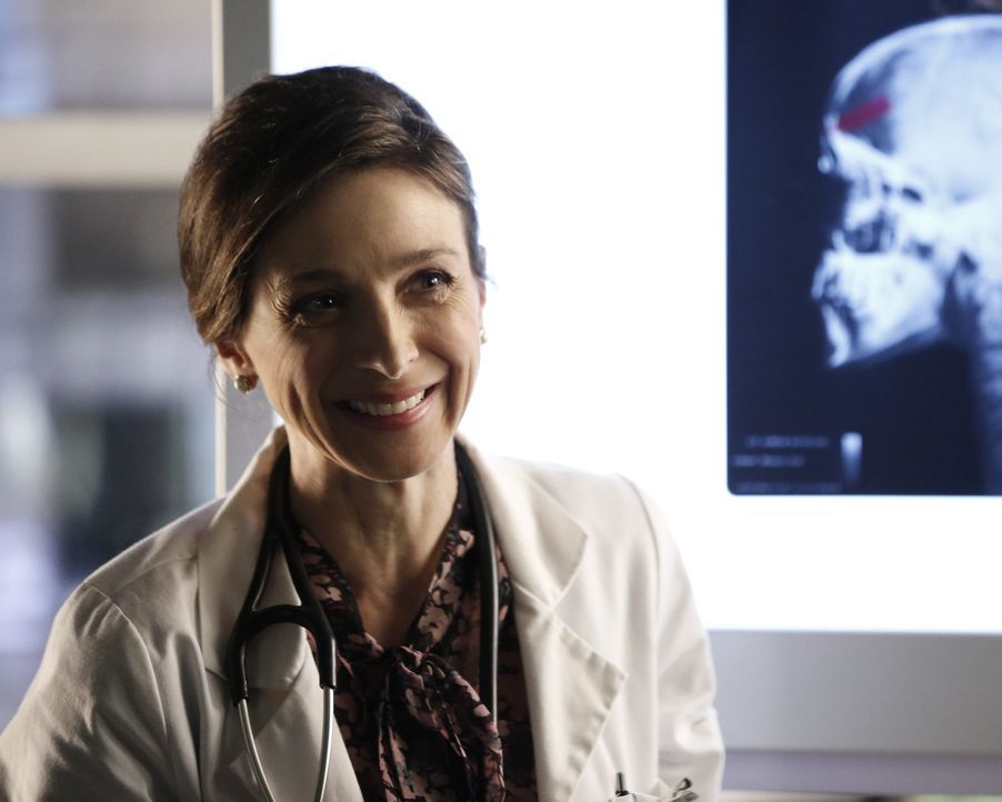 Im Dauerstress mit einem Patienten, auf den mehrmals ein Anschlag verübt wird: Dr. Ellins (Marin Hinkle) ... - Bildquelle: Tyler Golden 2016 American Broadcasting Companies, Inc. All rights reserved.