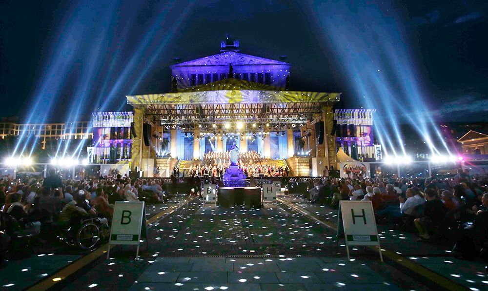 Gendarmenmarkt: Lichtspiele während Konzerts - Bildquelle: DAVIDS
