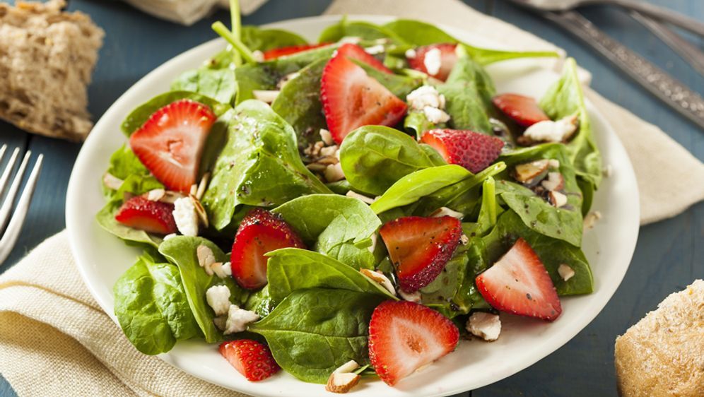 Rezept: Spinatsalat mit Erdbeeren &amp; Cranberries - SAT.1 Ratgeber