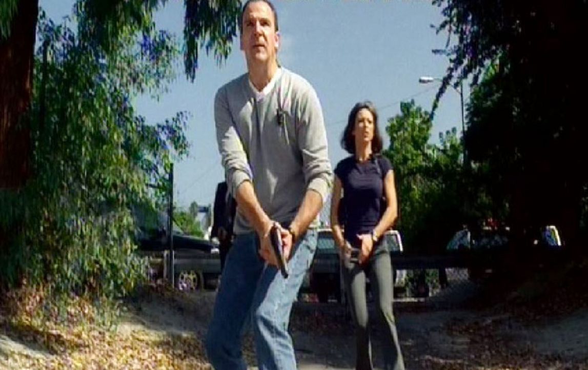 Jason Gideon (Mandy Patinkin, l.) und Emily Prentiss (Paget Brewster, r.) verfolgen den Bankräuber ... - Bildquelle: Touchstone Television