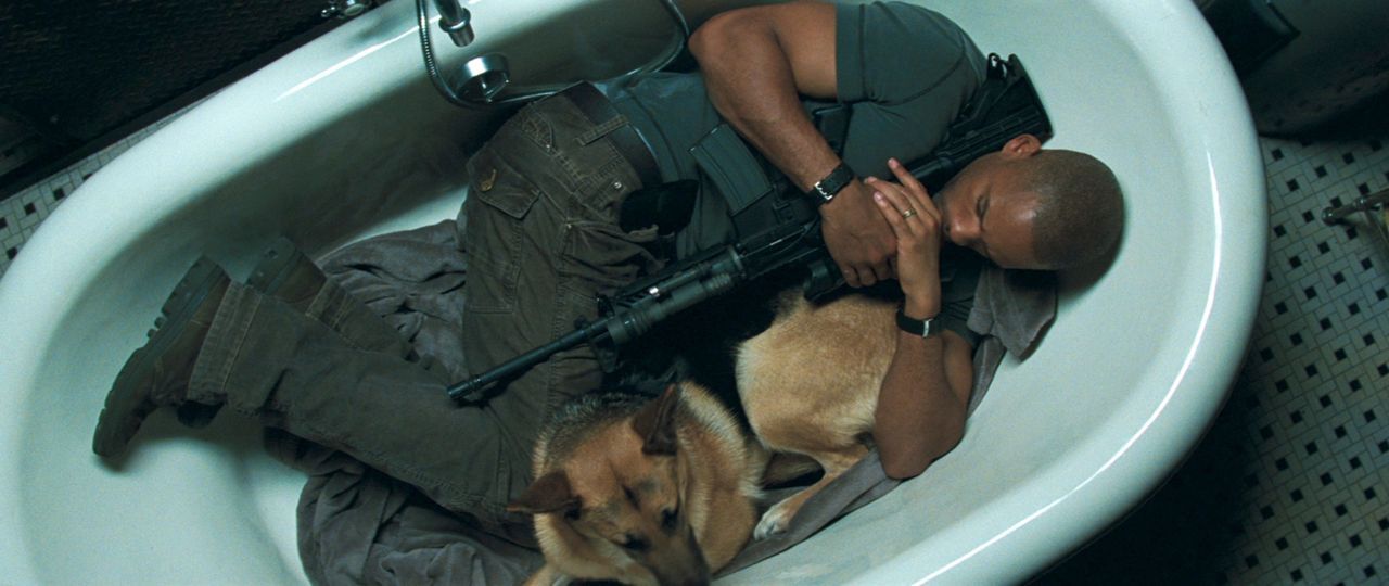 Sie jagen bei Tag und verstecken sich in der Nacht: Dr. Robert Neville (Will Smith) und sein Schäferhund sind die mutmaßlich einzigen Überlebenden e... - Bildquelle: Warner Brothers International