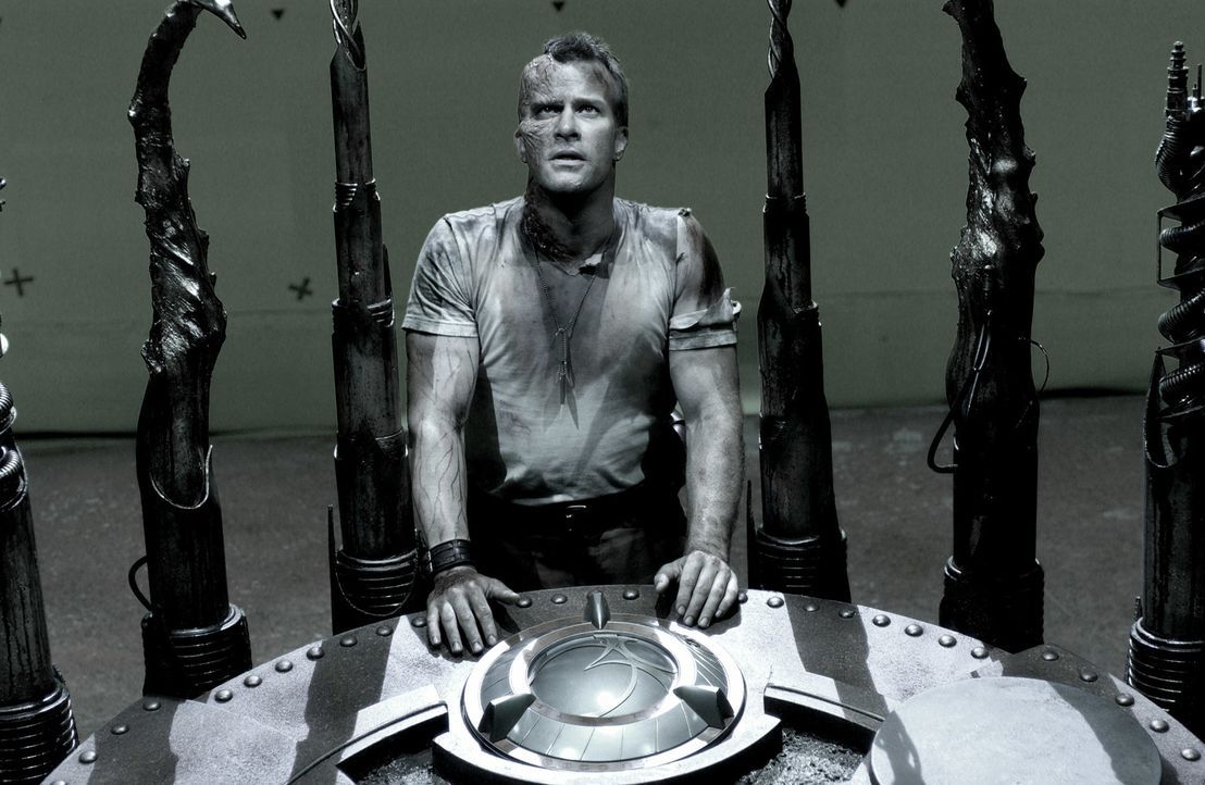 Kann Major Mitch Hunter (Thomas Jane) die Maschine, die aus allen Toten und Sterbenden blutrünstige Mutanten bastelt, vernichten? - Bildquelle: 2008 Campfame Limited. Mutant Chronicles International, Inc. All rights reserved.