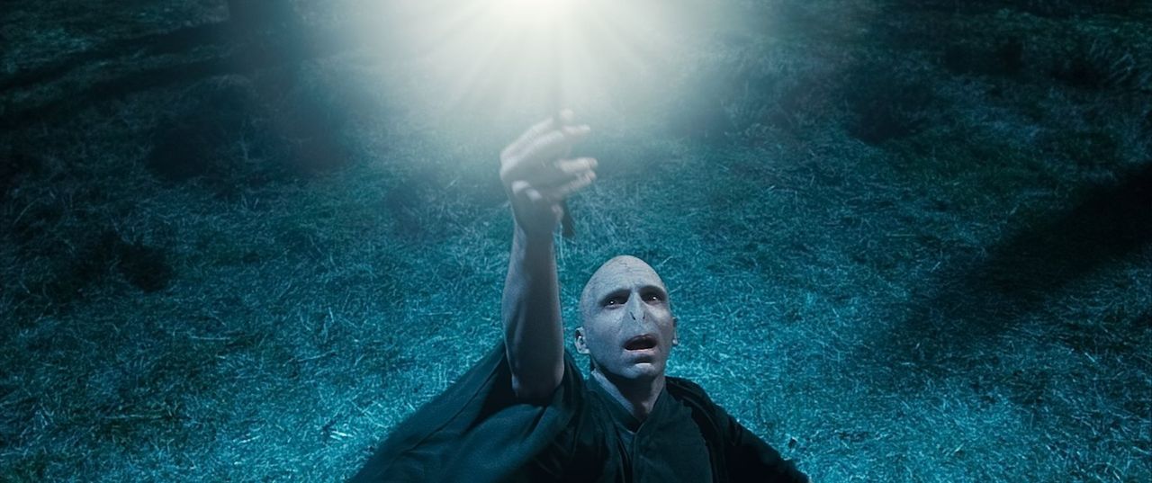 Während Harry und seine Freunde nach den Horkruxen suchen, um Lord Voldemort (Ralph Fiennes) zu schwächen, setzt dieser alles daran, seine Macht imm... - Bildquelle: 2010 Warner Bros.