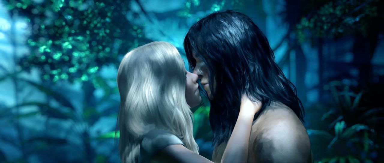 Endlich kommen sich Tarzan (r.) und Jane (l.) im Dschungel näher ... - Bildquelle: Constantin Film