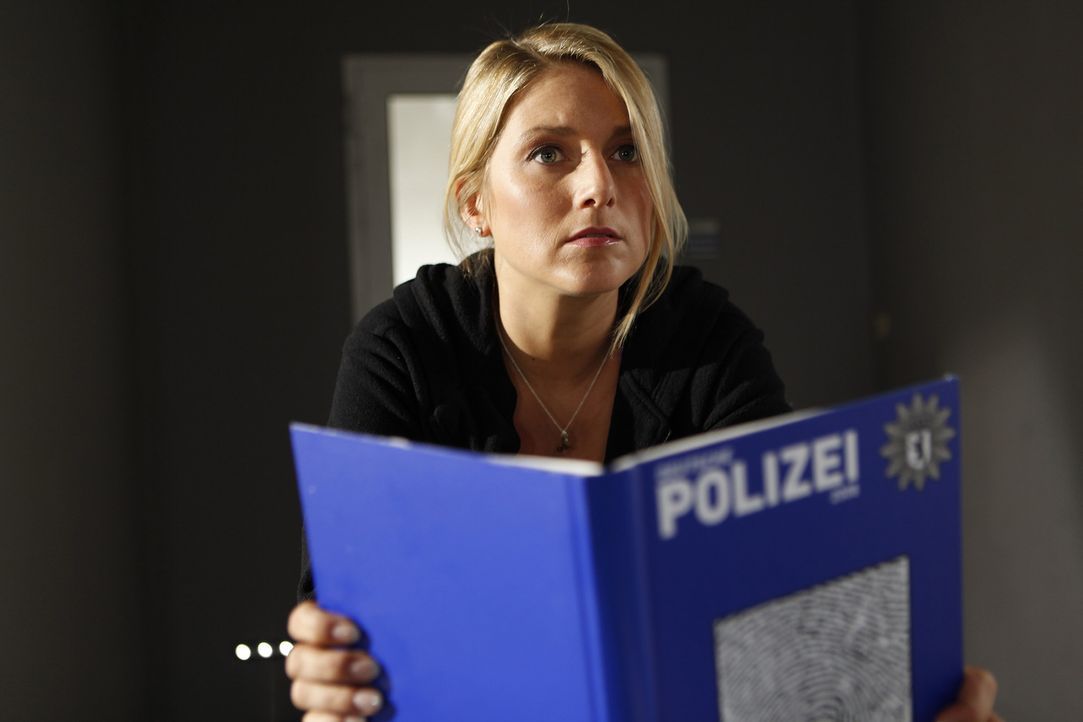 Als Sabine getarnt, nimmt Callgirl Lizzy (Jeanette Biedermann) die Sekretärinnenstelle im LKA an. Zunächst ist die junge Frau davon überzeugt, da... - Bildquelle: SAT.1