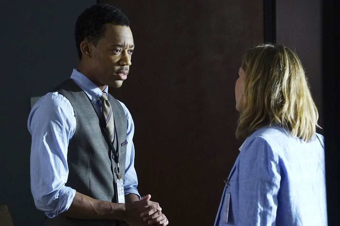Tut was er kann, um seinem Team in Marokko dabei zu helfen, die gekidnappten Eltern von Grace Carson (Ali Hillis, r.) zu befreien: Monty (Tyler Jame... - Bildquelle: Richard Cartwright 2015 American Broadcasting Companies, Inc. All rights reserved.
