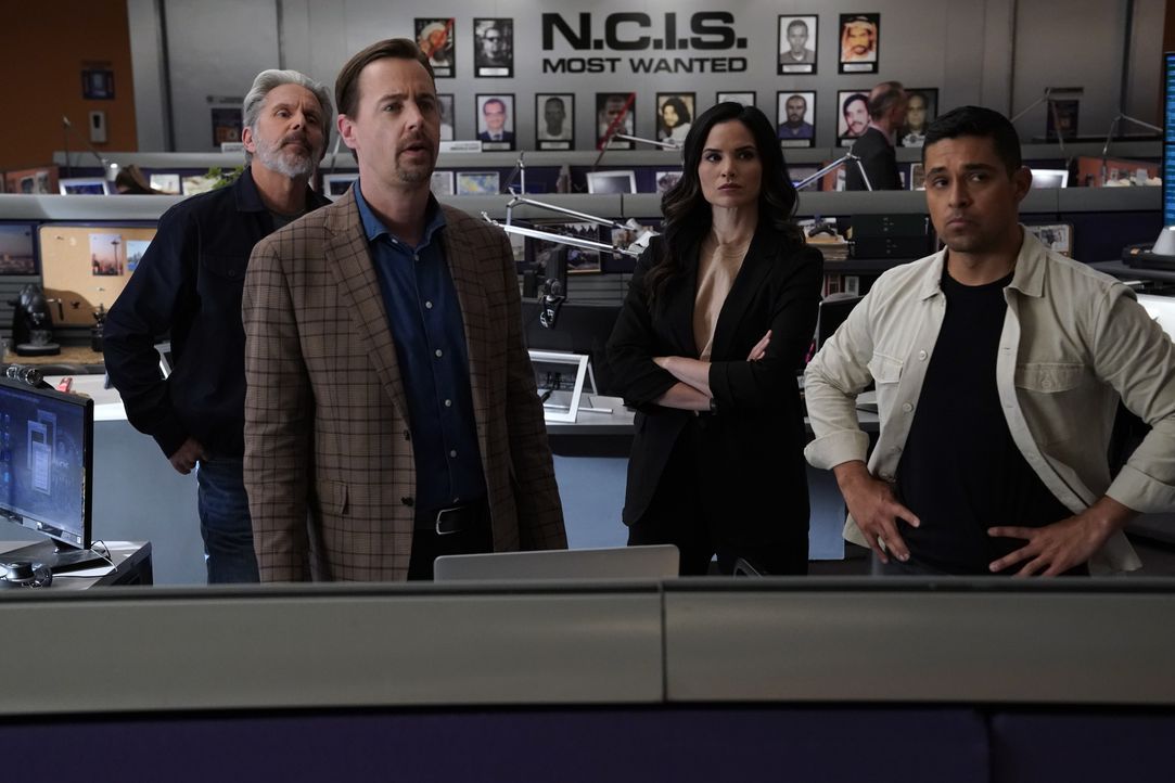 (v.l.n.r.) Alden Parker (Gary Cole); Timothy McGee (Sean Murray); Jessica Knight (Katrina Law); Nick Torres (Wilmer Valderrama) - Bildquelle: Cliff Lipson 2021 CBS Broadcasting Inc. All Rights Reserved. / Cliff Lipson