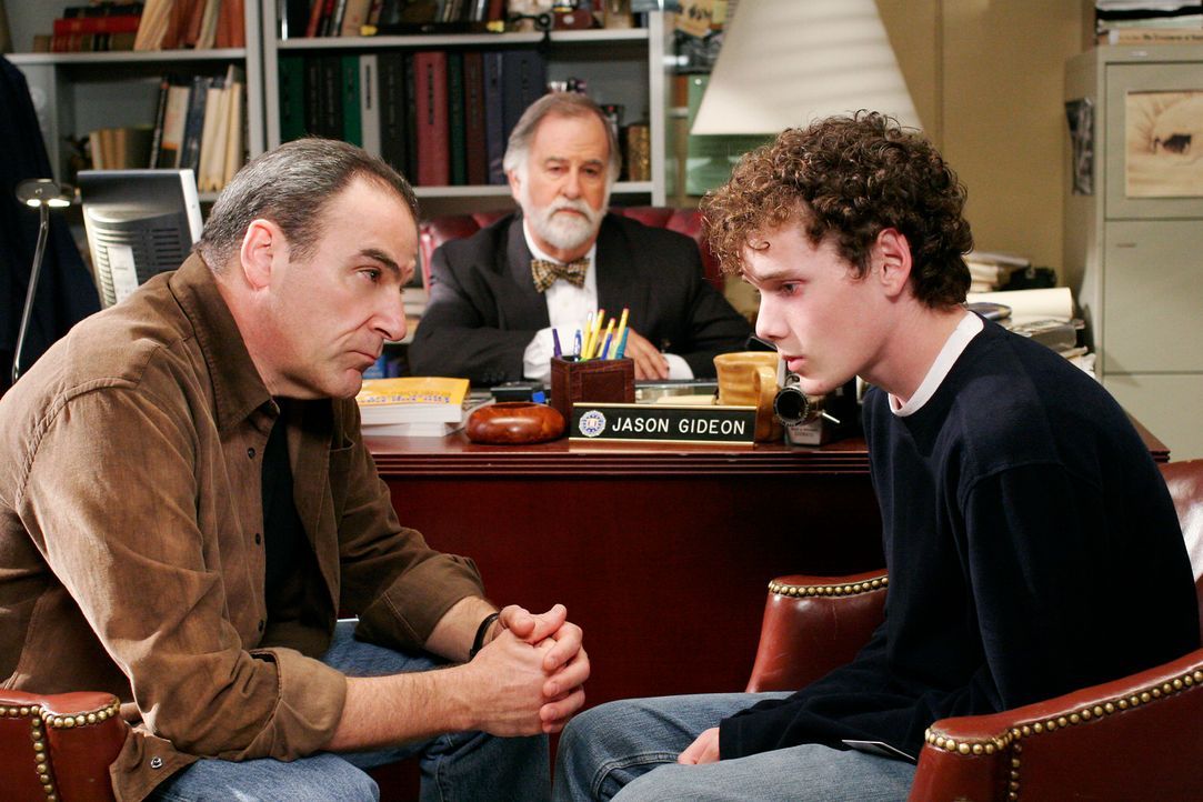 Gideon (Mandy Patinkin, l.) und der Anwalt (Marvin Shapiro, M.) teilen Nathan (Anton Yelchin, r.) mit, dass er als Serientäter in Frage kommt ... - Bildquelle: Touchstone Television