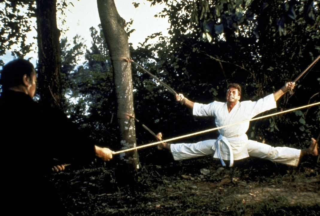 Der Amerikaner Frank Dux (Jean-Claude van Damme, r.) ist Geheimagent. In Hongkong wird er von einem japanischen Altmeister in asiatischen Kampfkünst... - Bildquelle: Cannon Group