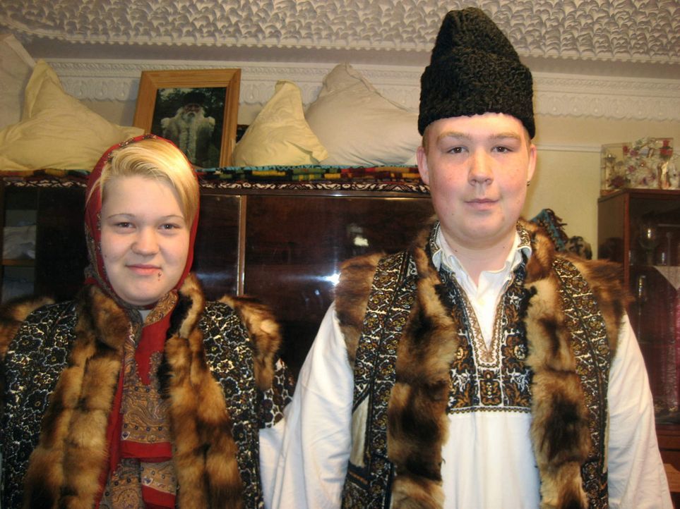 Die 17jährige Michaela (l.) und der ebenfalls 17jährige Tino (r.) sollen bei der Familie Carloanta in Rumänien wieder Respekt lernen und erkennen... - Bildquelle: kabel eins