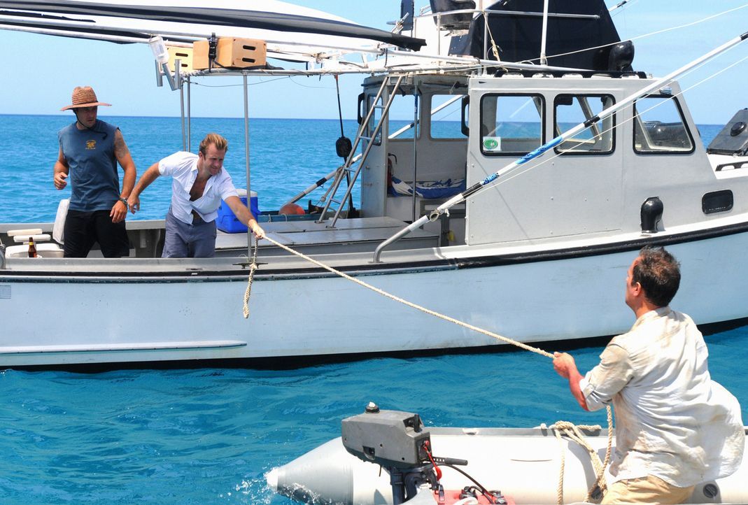 Steve (Alex O'Loughlin, l.) und Danny (Scott Caan, M.) ahnen nicht, was sie sich damit antun, als sie einen Mann (Todd Stashwick, r.) der in Seenot... - Bildquelle: 2012 CBS Broadcasting, Inc. All Rights Reserved.