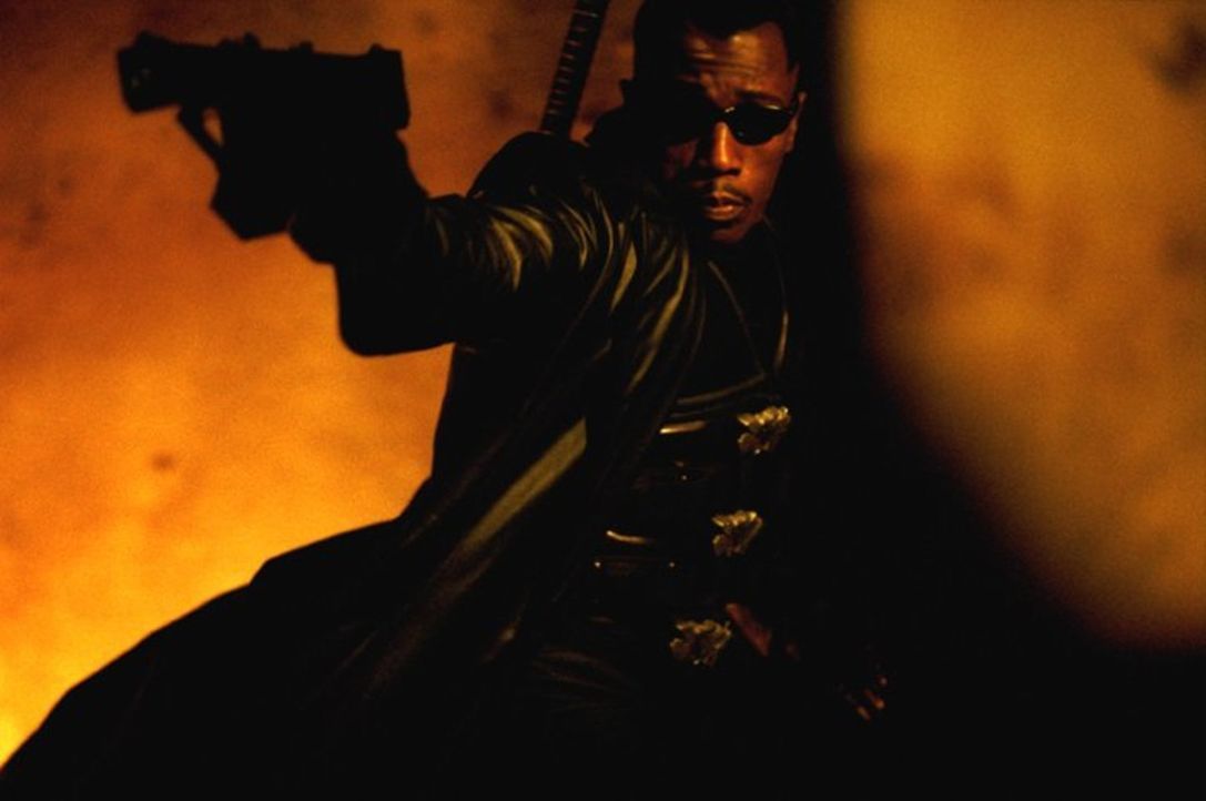 Obwohl sich Blade (Wesley Snipes) zum Ziel gesetzt hat, allen Blutsaugern den Garaus zu machen, muss er sich dennoch eines Tages mit den "Bloodpacks... - Bildquelle: New Line Cinema