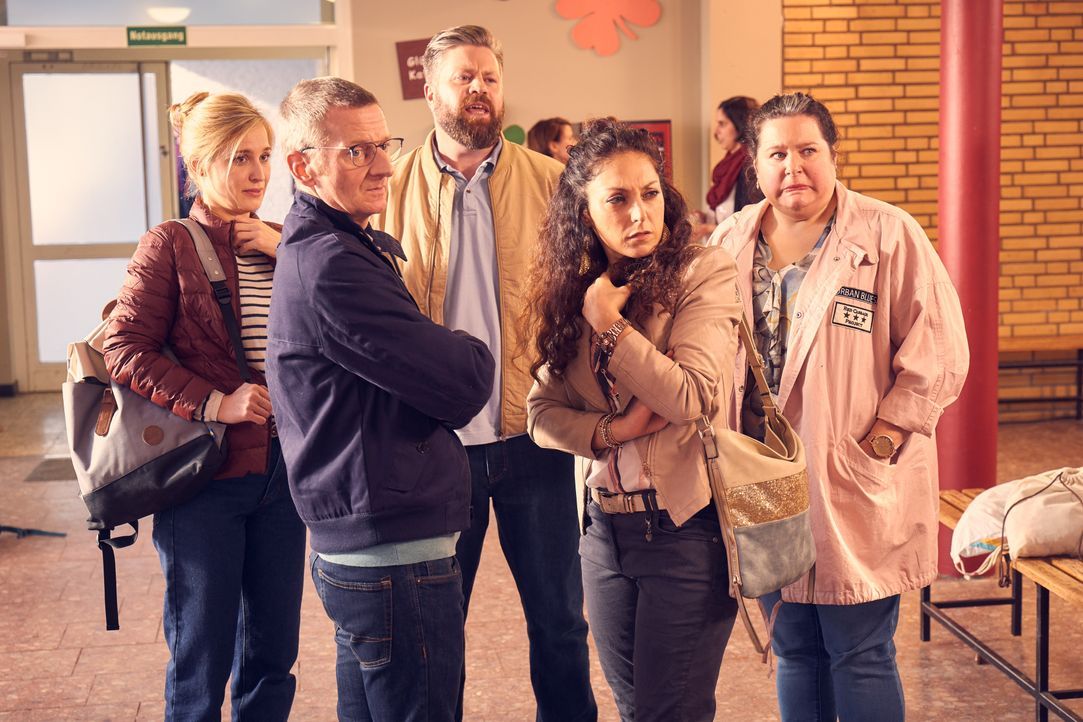(v.l.n.r.) Hannah (Pina Kühr); Stefan (Michael Kessler); Walter (Andreas Birkner); Mel (Tanya Erartsin); Kim (Nadja Zwanziger) - Bildquelle: Frank Dicks SAT.1 / Frank Dicks
