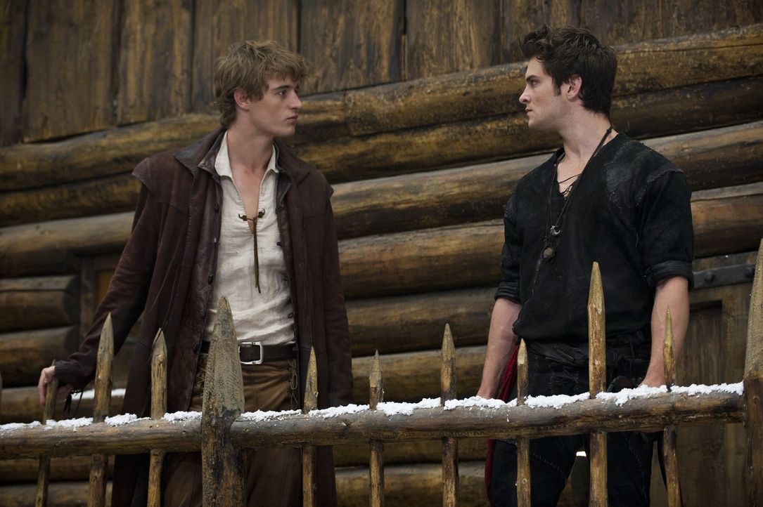 Henry (Max Irons, l.); Peter (Shiloh Fernandez, r.) - Bildquelle: Warner Bros.