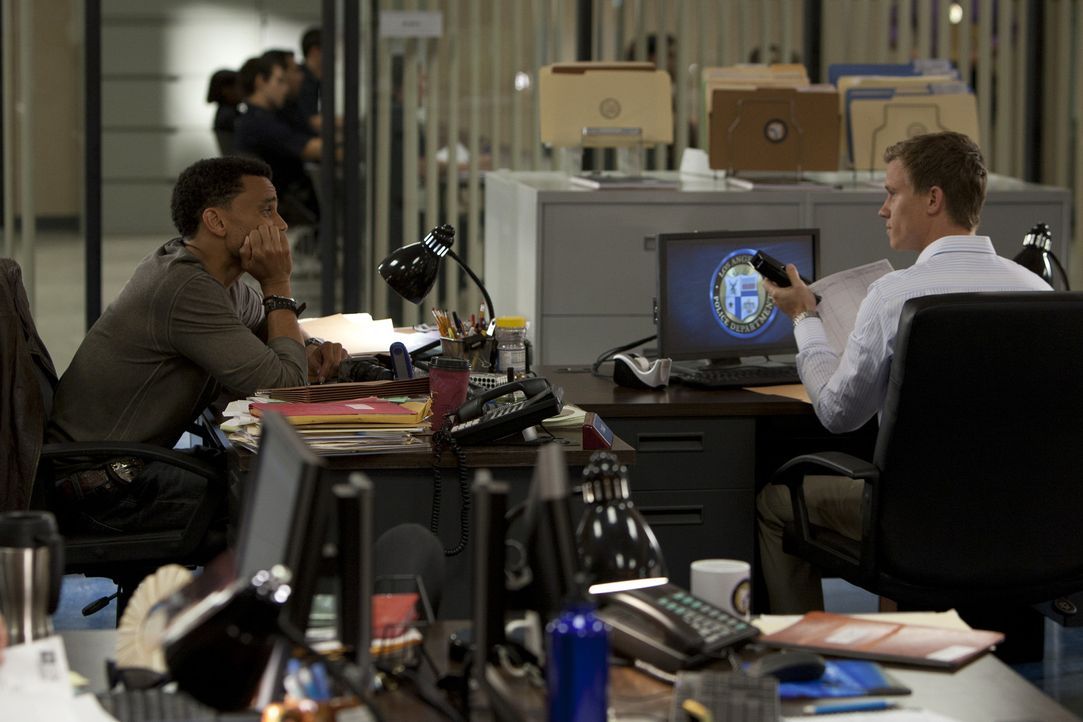Versuchen eine neuen Fall aufzudecken: Travis (Michael Ealy, l.) und Wes (Warren Kole, r.) ... - Bildquelle: 2012 USA Network Media, LLC