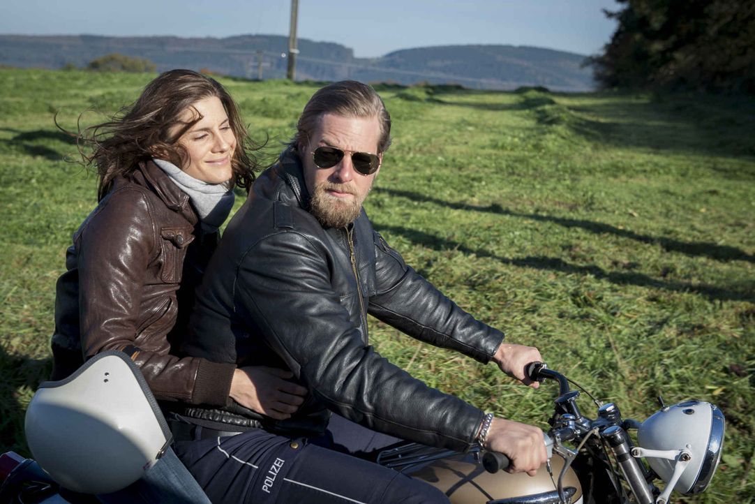 Die schöne Motorradfahrerin Astrid (Christina Hecke, l.) liefert Mick (Henning Baum, r.) den letzten Grund, das Handtuch bei der Streifenpolizei zu... - Bildquelle: Martin Rottenkolber SAT.1