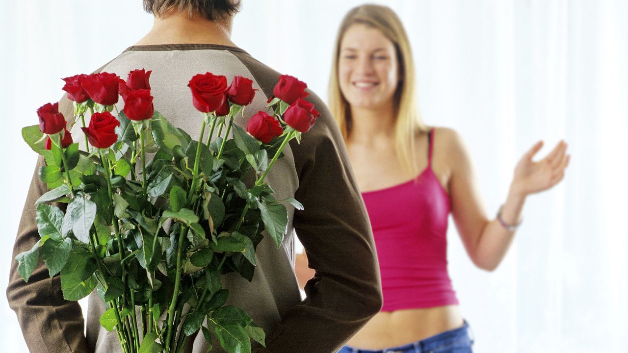 valentinstag-rosen-schenken-Diagentur-dpa-gms - Bildquelle: dpa-gms