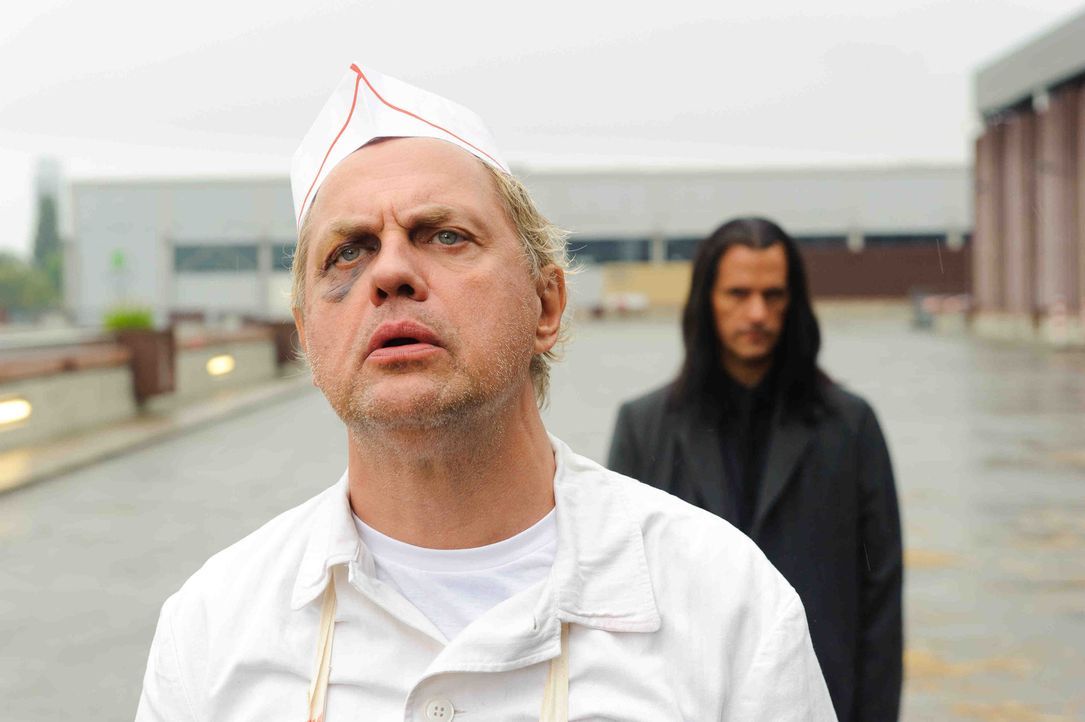 Noch glaubt Metzger Lars Müller (Uwe Ochsenknecht, l.), dass der Tod (Christoph Maria Herbst, r.) noch lange auf sich warten lässt. Ein Irrtum ... - Bildquelle: Willi Weber SAT.1