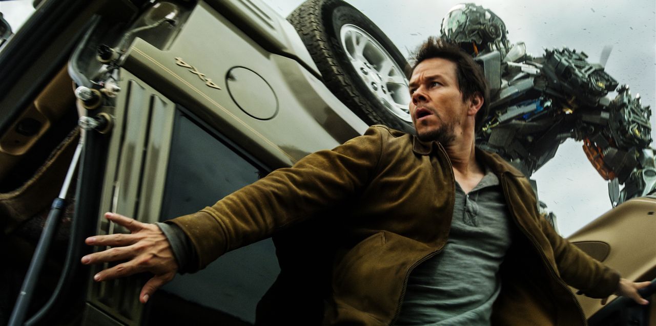 Als der Tüftler Cade Yaeger (Mark Wahlberg) beschließt, dem sich transformierenden Alien Optimus Prime und seinen Anhängern, den Autobots, zu helfen... - Bildquelle: (2016) Paramount Pictures. All Rights Reserved. TRANSFORMERS, its logo & all related characters are trademarks of Hasbro & are used with permission.