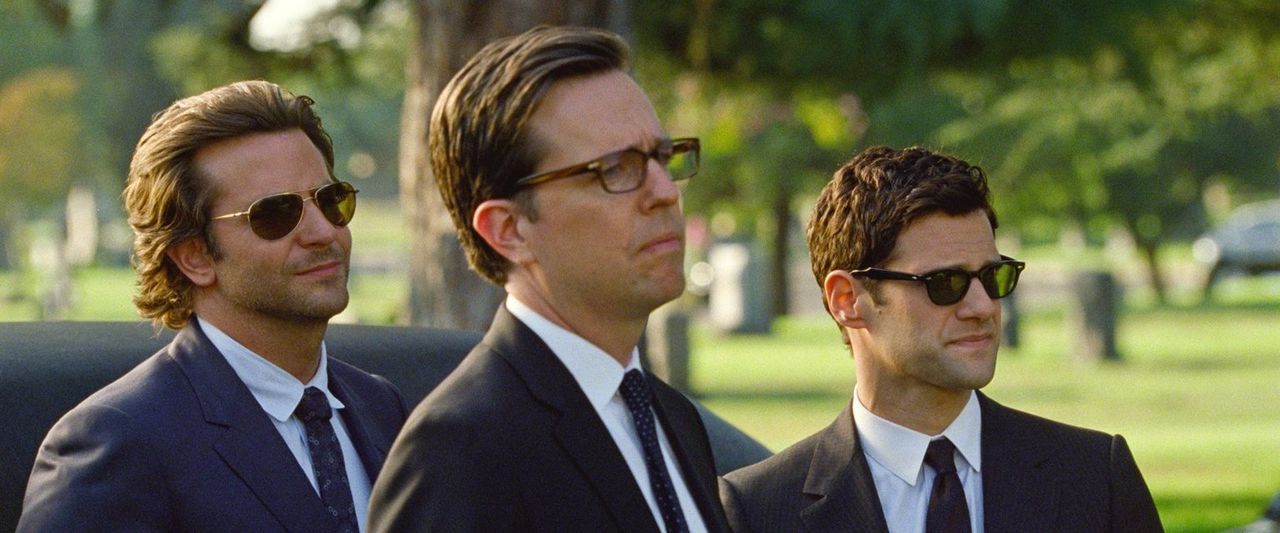 Auf der Beerdigung von Alans Vater ahnen die Freunde Phil (Bradley Cooper, l.), Stu (Ed Helms, M.) und Doug (Justin Bartha, r.) noch nicht, dass ern... - Bildquelle: 2013 Warner Brothers
