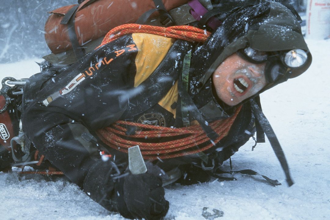 Eines Tages lässt sich der erfahrene Bergführer Tom McLaren (Nicholas Lea) trotz schlechter Wettervorhersagen zum Aufstieg auf den K2 überreden.... - Bildquelle: Columbia Pictures