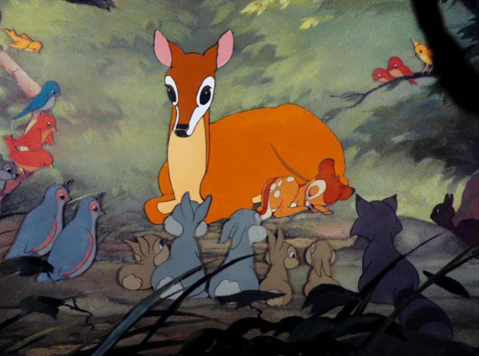Eine frohe Kunde erreicht die Waldbewohner: Der kleine Hirsch Bambi (hinten r.) ist geboren ... - Bildquelle: Disney