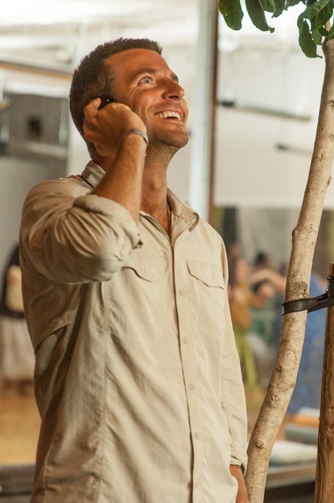 Brian Gilcrest (Bradley Cooper) ist Lieferant für das Militär. Ein neuer Auftrag schickt ihn nach Hawaii, dort soll er für das Honolulu Space Progra... - Bildquelle: 2015 Columbia Pictures Industries, Inc. All Rights Reserved.
