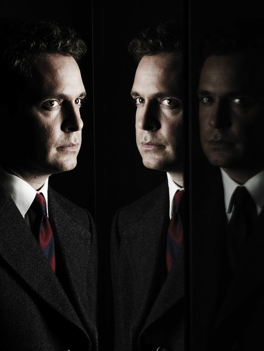 Ahnt, dass sich die Schlinge um seinen Hals langsam zuzieht: Adrian Philby (Tom Hollander) ...