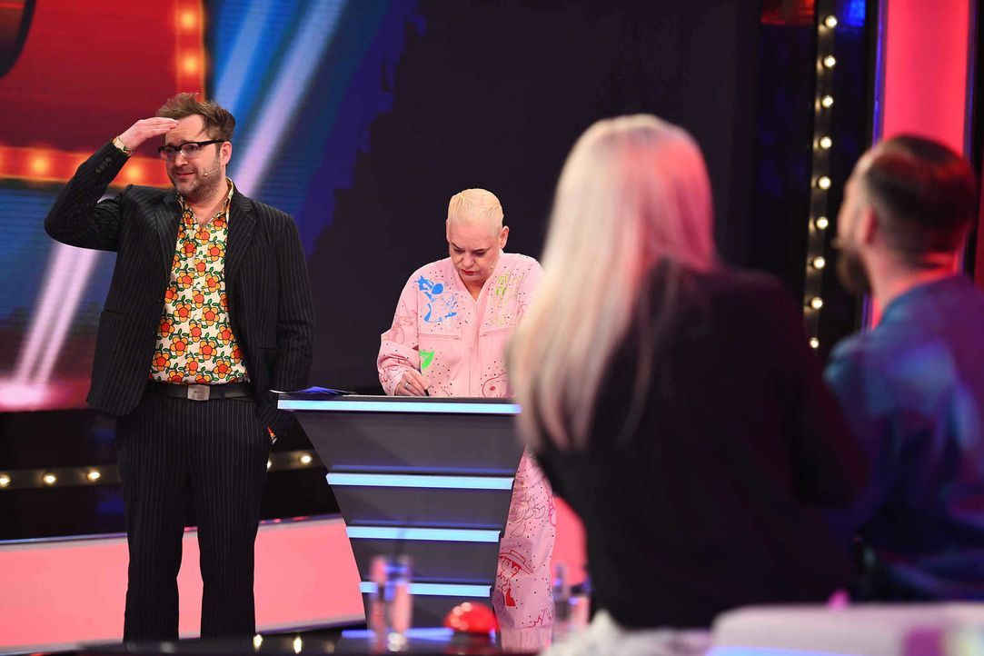 Paul Panzer (l.) sieht aus, als wär er nicht ganz zufrieden mit dem was Hella von Sinnen (2.v.l.), Bürger Lars Dietrich (r.) und Janine Kunze (2.v.r... - Bildquelle: Willi Weber SAT.1