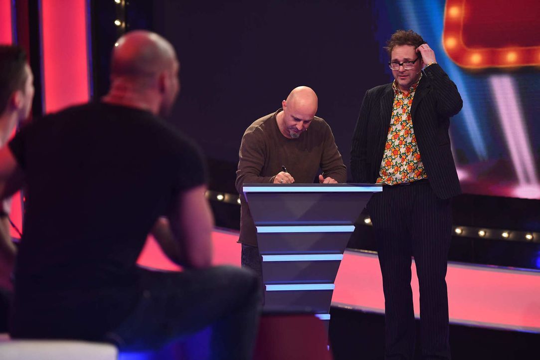 Detlef Steve (2.v.r.) ahnt noch nicht, was bei "Paul Panzers (r.) Comedy Spieleabend" wirklich auf ihn zukommt ... - Bildquelle: Willi Weber SAT.1