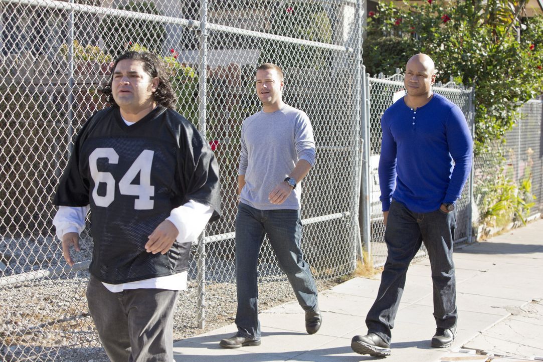 Callen (Chris O'Donnell, M.) und Sam (LL Cool J, r.) ermitteln in einem neuen Fall und stoßen dabei auf Jaime (Joe Nunez, l.). Doch was hat er dami... - Bildquelle: CBS Studios Inc. All Rights Reserved.