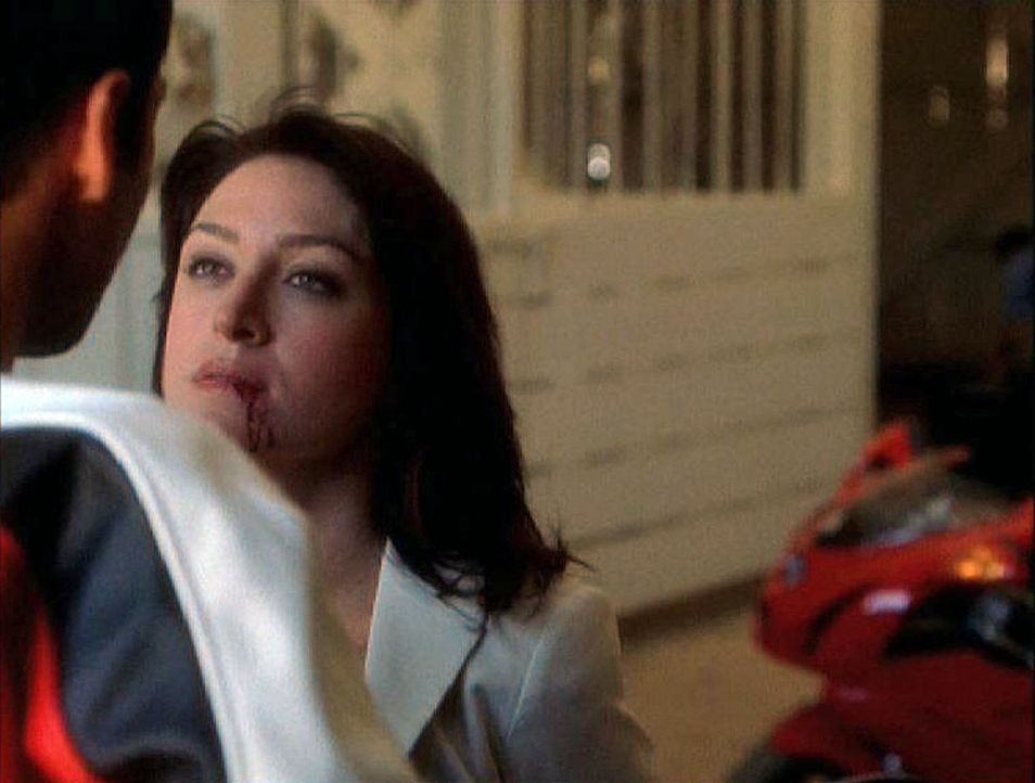 Als der Geiselnehmer tatsächlich auftaucht, scheint sich Gibbs` Vorahnung zu erfüllen, denn Kate (Sasha Alexander, r.) wird entführt. - Bildquelle: CBS Television