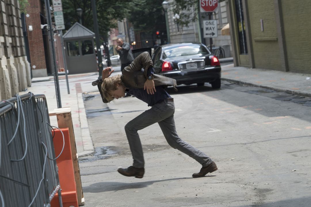 Während MacGyver (Lucas Till, vorne) alles tut, um die Welt vor dem Ausbruch des gefährlichen Killervirus zu schützen, gerät er selbst in den Kugelh... - Bildquelle: 2016 CBS Broadcasting, Inc. All Rights Reserved
