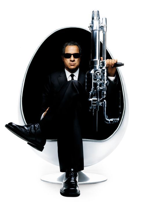 Agent K (Tommy Lee Jones) ist zurück ... - Bildquelle: 2003 Sony Pictures Television International