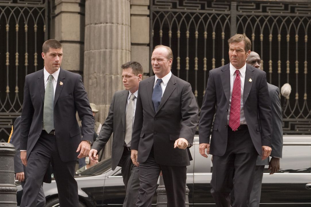Die beiden Secret Service Agenten Thomas Barnes (Dennis Quaid, r.) und Kent Taylor (Matthew Fox, l.) begleiten Präsident Ashton (William Hurt, M.)... - Bildquelle: 2008 Columbia Pictures Industries, Inc. and GH Three LLC. All Rights Reserved.
